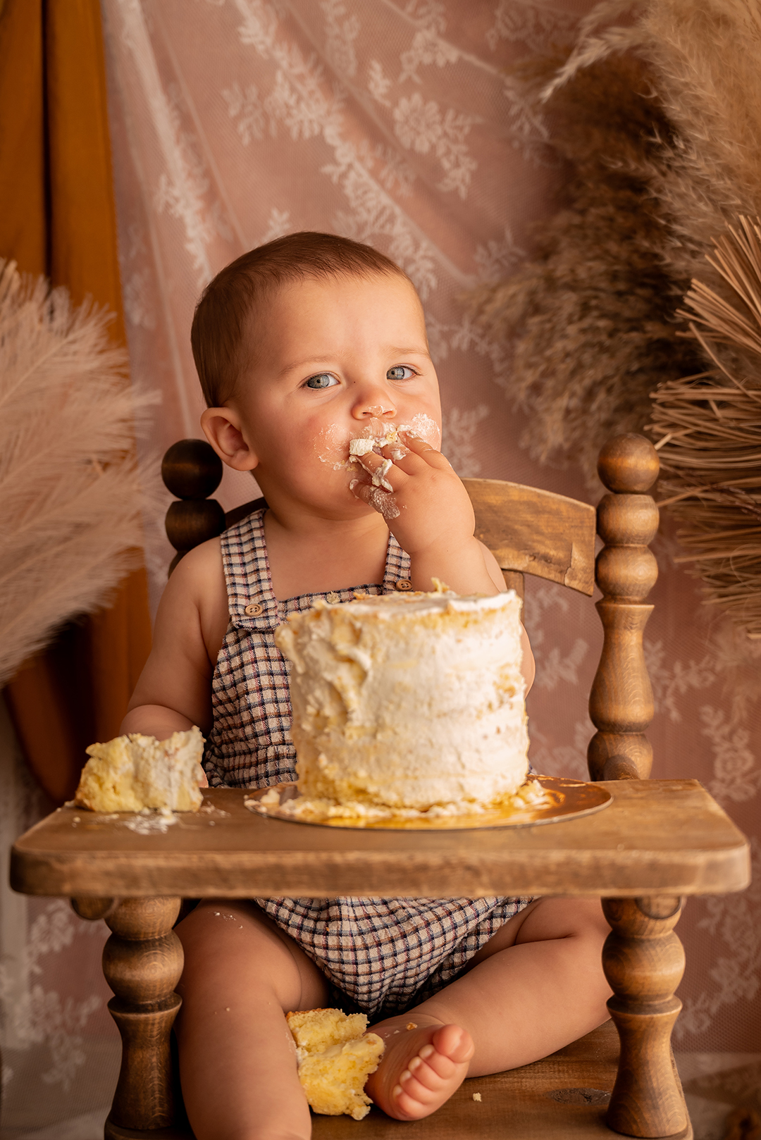 Shooting ou bébé mange du gâteau près de Lens Shooting ou bébé mange du gâteau près de Lens